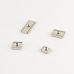 Rechthoekige Neodymium Potmagneet met Verzonken Gat – Nikkel Coating